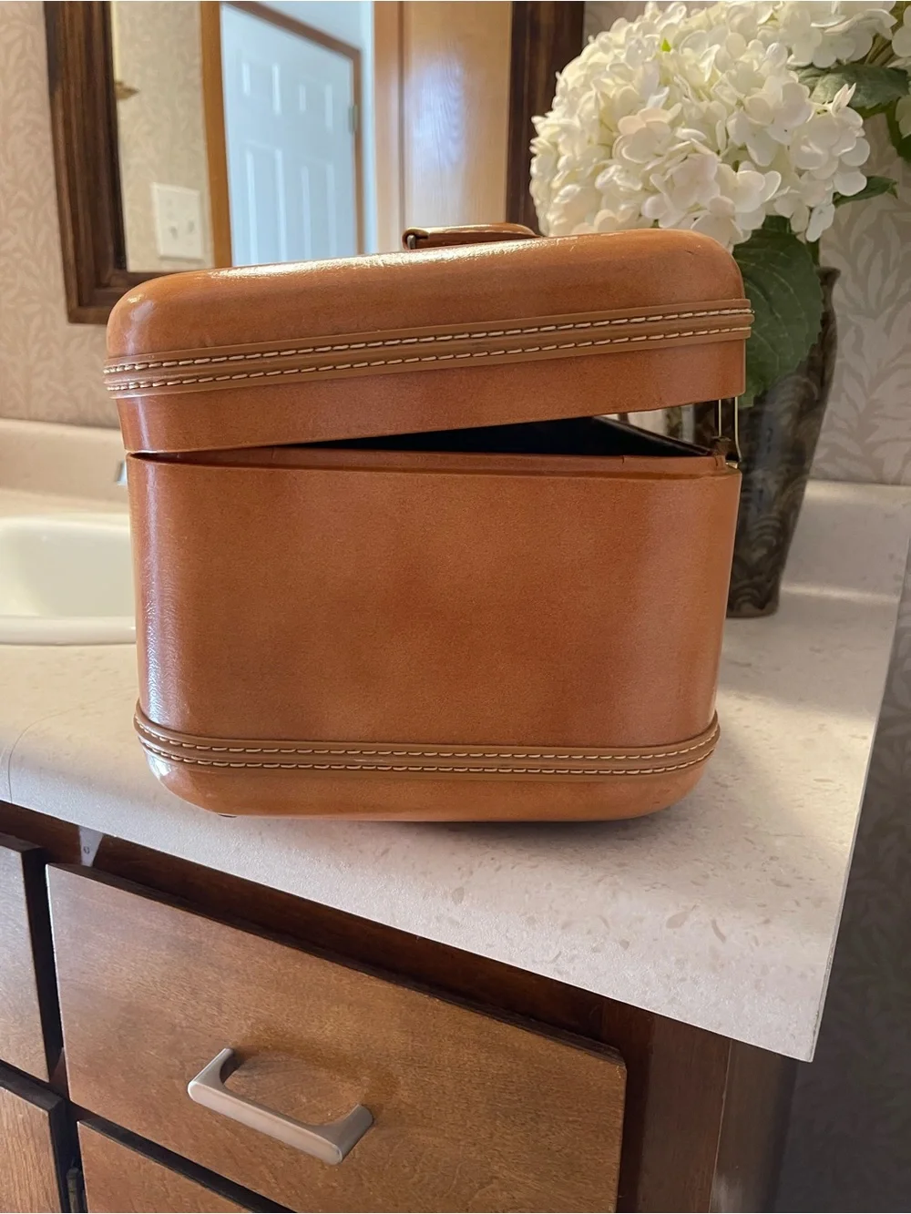 Towne USA refinished train case